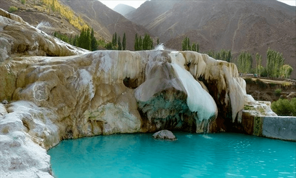 Множество термальных источников. Таджикистан известен своими термальными источниками, которые имеют лечебные свойства. Здесь можно попробовать различные процедуры на основе термальных вод.